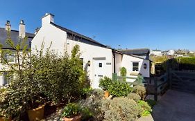 Spacious & Relaxing Cottage Stay With Free Parking